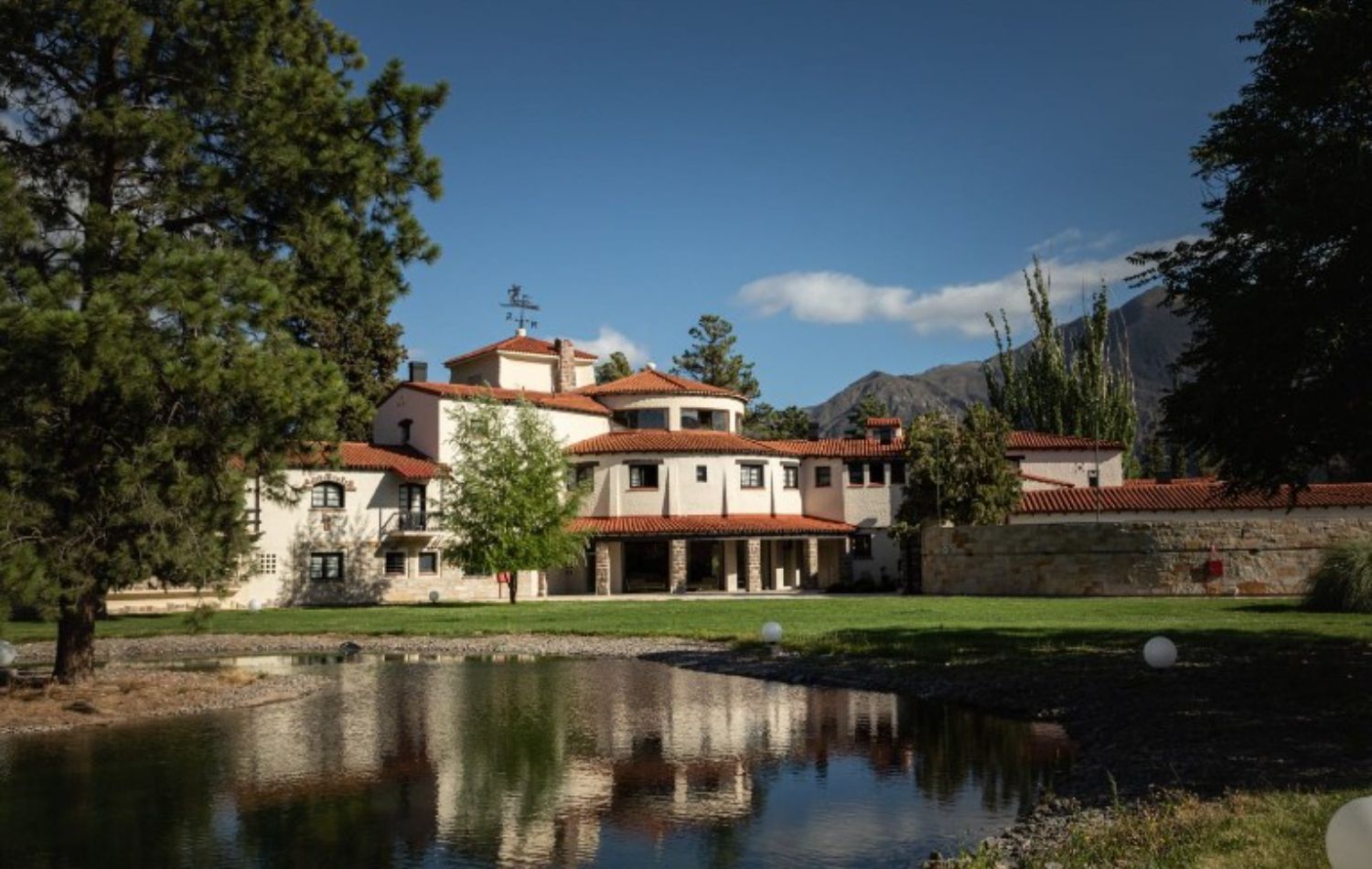 Bruncheá en Potrerillos con vista al lago